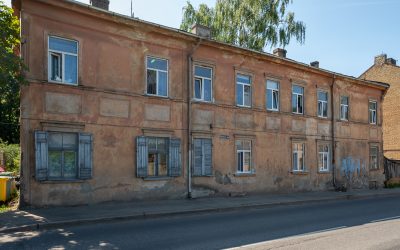 Pārdod 2 istabu dzīvokli pirmskara mājā ar dārzu