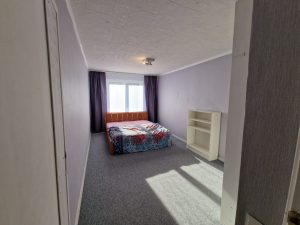 Pārdod 3 istabu dzīvokli Skultē, priežu meža ielokā — foto 2