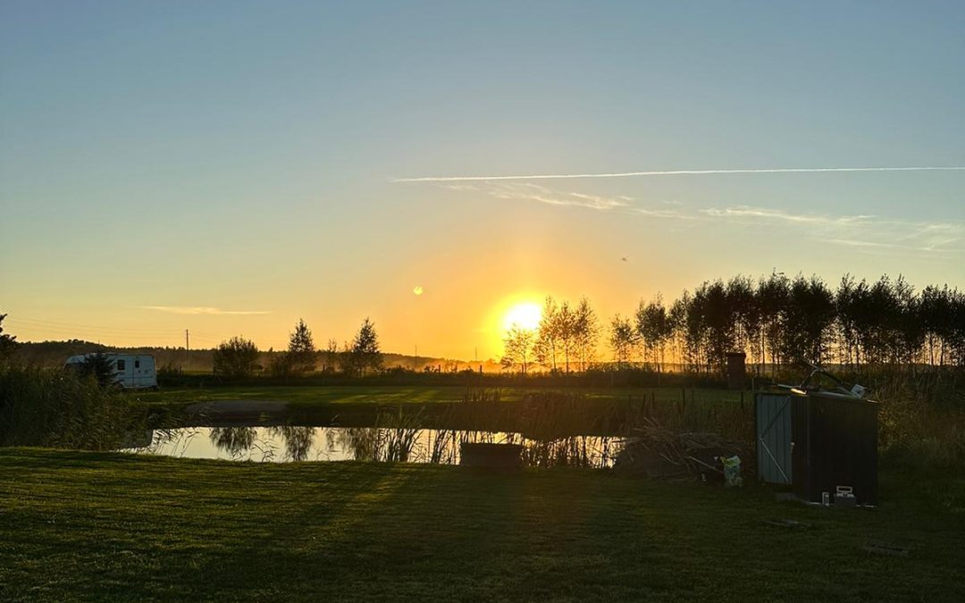 Pārdod zemes gabalu 2500 m² ar dīķi