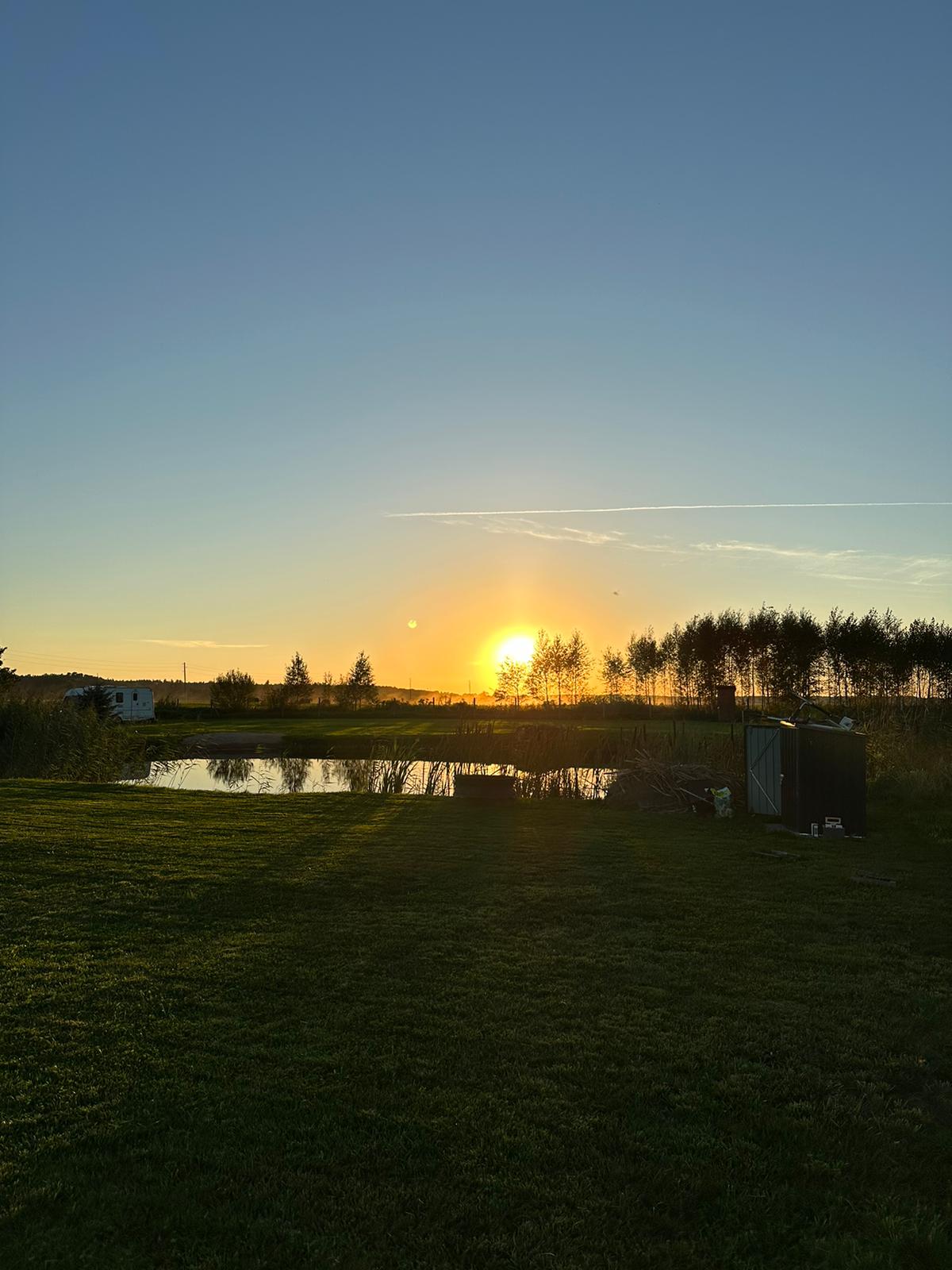 Pārdod zemes gabalu 2500 m² ar dīķi